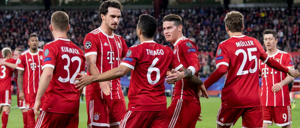 Die Spieler des FC Bayern feiern das 2:1 durch Thiago. 