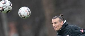 Fokussiert: Alexander Meier köpft beim Trainingsauftakt des Fußball-Zweitligisten FC St. Pauli einen Ball.