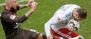 Kopf runter und durch. HSV-Stürmer Pierre-Michel Lasogga (r.) entkommt St. Paulis Marvin Knoll.