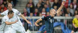 Der Anfang vom Ende für Pilsen. Ex-Herthaner Roman Hubnik foult Arjen Robben. Den fälligen Strafstoß verwandelt Franck Ribery zum 1:0.