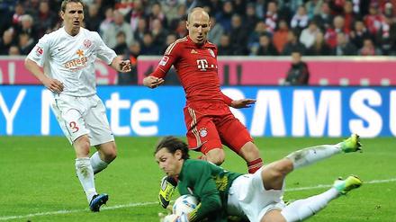 Nullnummer: Mainz' Torwart Heinz Müller rettet vor Bayerns Arjen Robben.