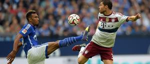 Für Bayern-Neuzugang Xabi Alonso (r., im Zweikampf mit Schalkes Choupo-Moting) war es nur ein halb geglücktes Debüt.