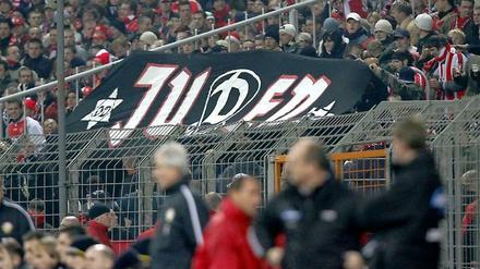 2005 wurde das Transparent im Cottbuser Block im Spiel gegen Dynamo Dresden gehisst.