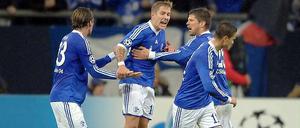 Schalkes Klaas-Jan Huntelaar (2. v. r.) feiert mit Christian Fuchs, Lewis Holtby und Ibrahim Affeley (v. l. n. r.) nach dem 1-2-Anschlusstreffer gegen Arsenal.