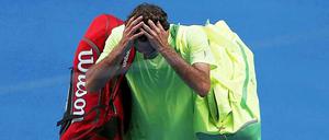 Roger Federers Reaktion nach dem Ausscheiden in Runde drei bei den Australian Open.