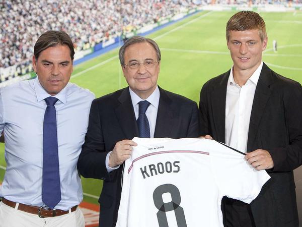 Großer Moment. Volker Struth (links) transferiert Toni Kroos (rechts) zu Real Madrid.