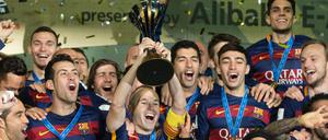 Kapitän Andres Iniesta und seine Teamkollegen feiern den dritten Triumph bei der Klub-WM.