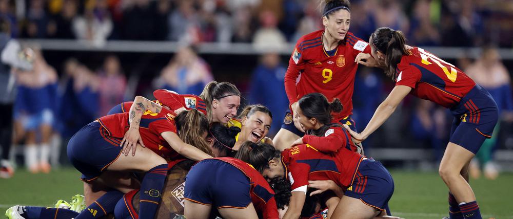 Es ist vollbracht! Spaniens Fußballerinnen dürfen nach dem Abpfiff jubeln.