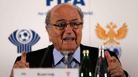 Fifa-Präsident Joseph Blatter will härtere Strafen bei rassistischen Vorfällen im Stadion.
