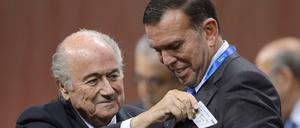Sepp Blatter (l.) und Juan Angel Napout.