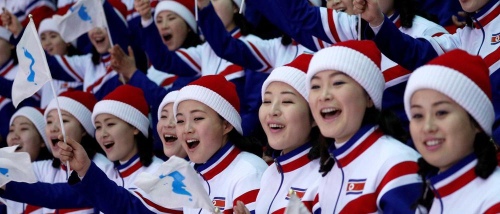 Nordkoreanische Zuschauer beim Eishockey. 