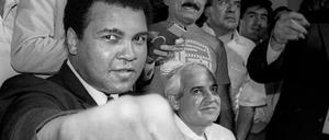 Lächeln und boxen. Muhammad Ali bei einer Pressekonfrenz 1987 in Mexiko. 
