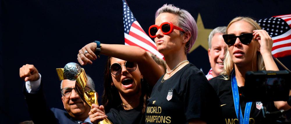 Megan Rapinoe (mit roter Brille) und ihre Teamkolleginnen haben 2019 den WM-Titel gewonnen. 