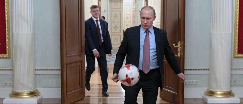 Kick it like Putin. Auch wegen der Fußball-WM startet Russland bei Olympia.
