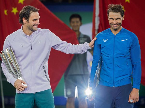 Roger Federer (links) hat nach seinem Sieg gegen Rafael Nadal in Schanghai gut lachen. 