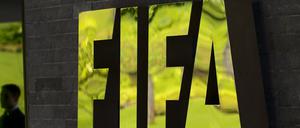 In Zürich sind laut der "New York Times" weitere hohe Funktionäre des Fußball-Weltverbands Fifa festgenommen worden. 