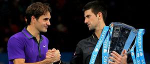 Roger Federer und Novak Djokovic (r.) zeigten in London Tennis der Extraklasse.