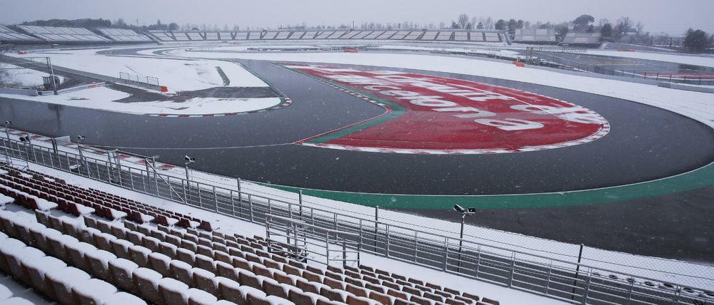 Winterwonderland. Der Circuit de Barcelona-Catalunya gleicht derzeit einem Skistadion.