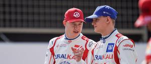 Nikita Masepin (l.) ist seinen Job beim Rennstall Haas los. Er ist somit auch nicht mehr Teamkollege von Mick Schumacher.