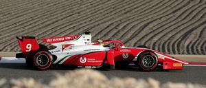 Immer im Kreis durch die Wüste. Mick Schumacher fuhr in Bahrain sein erstes Rennen in der Formel 2 – seine Zukunft sehen viele Experten eher früher als später in der Formel 1.