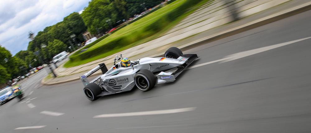 Auf Werbetour: Lucas di Grassi präsentiert seinen Formel-E-Wagen vor dem Berlin-Rennen 2015.