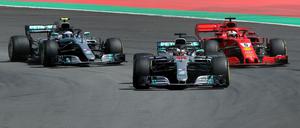 Silber schlägt Rot. Die Mercedes-Piloten Hamilton (M.) und Bottas stachen Vettel und Ferrari klar aus.