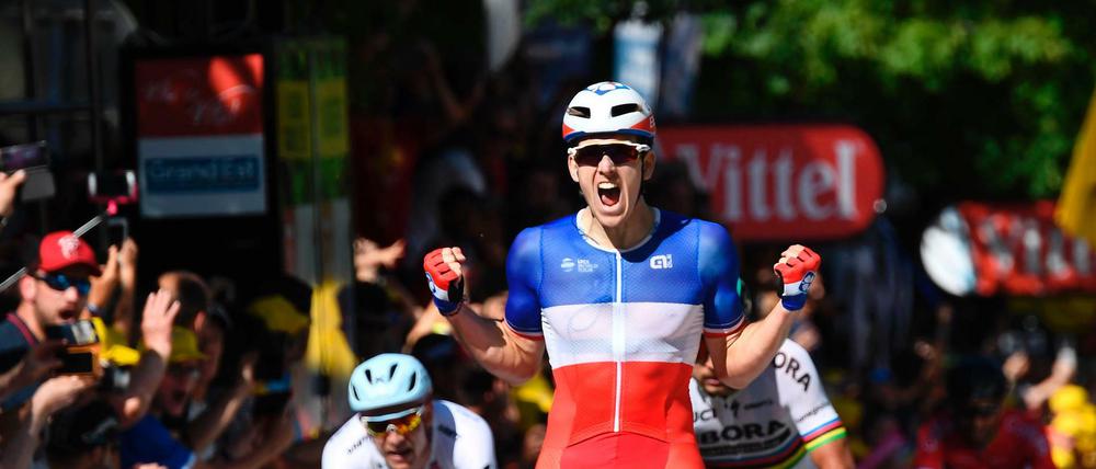 Arnaud Demare feiert seinen Sieg auf der vierten Etappe der Tour.