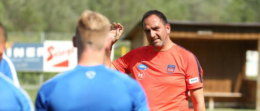 Frank Schmidt, Trainer vom 1. FC Heidenheim, gibt Anweisungen. Der Zweitligist schafft mit vergleichsweise wenigen Mitteln unheimlich viel. 