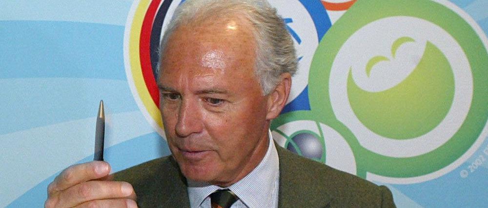 Franz Beckenbauer musste vor der WM viel unterschreiben.