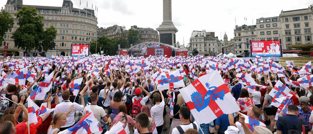 Die Begeisterung in England über den EM-Titel ist riesig: Englische Fans schwenken Fahnen, während sie auf die Ankunft ihrer Fußballnationalmannschaft am Trafalgar Square warten.