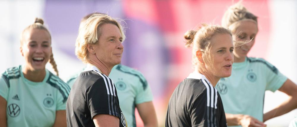 Die DFB-Frauen-Nationalmannschaft mit Bundestrainerin Martina Voss-Tecklenburg und Assistenztrainerin Britta Carlson.