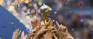 Um diesen Pokal geht es bei der kommenden Fußball-WM der Frauen. 