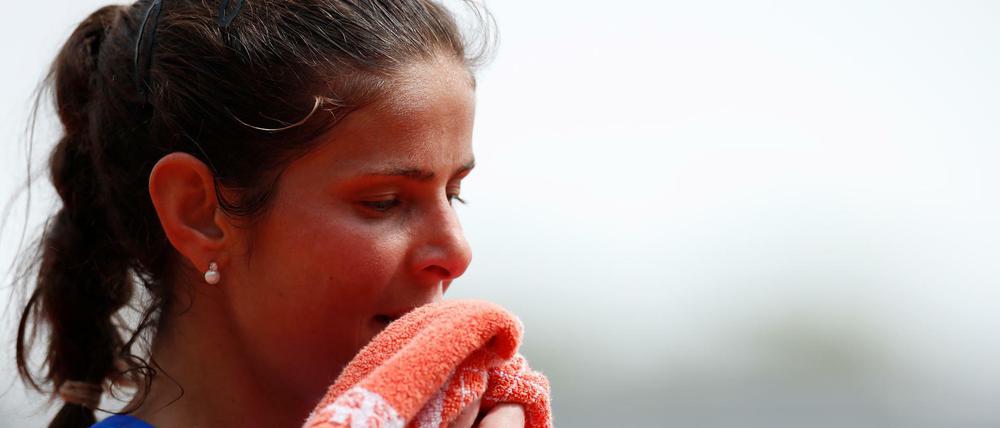Enttäuscht. Julia Görges ist bereits in der ersten Runde der French Open gescheitert.