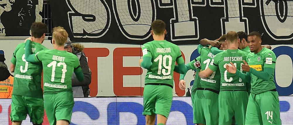 Sie jubeln wieder. Borussia Mönchengladbach freut sich über das Siegtor von Nico Elvedi.