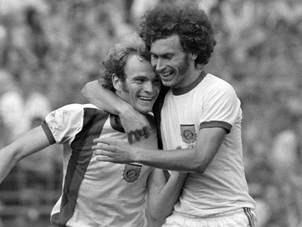 So war es früher: Uli Hoeneß (l.) und Paul Breitner freuen sich in der Saison 1973/74 über ein Tor. 