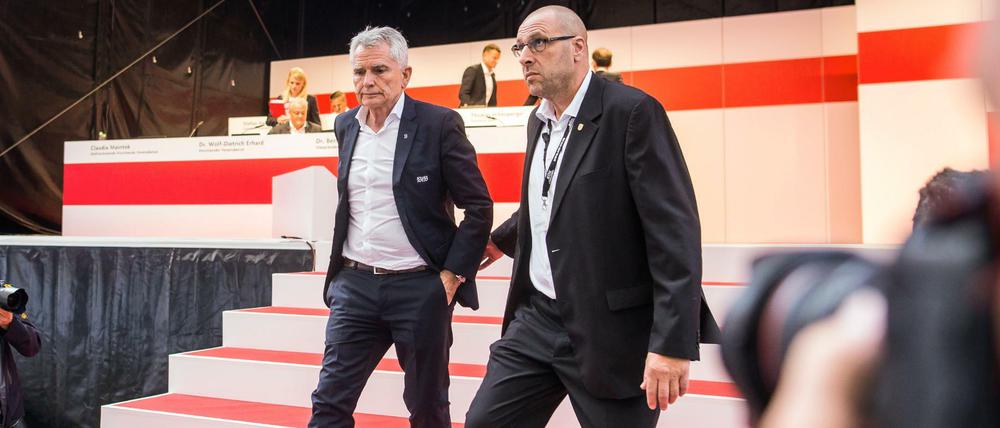 Abgang. Wolfgang Dietrich (l.) erklärt am Montagmorgen seinen Rücktritt als VfB-Präsident.