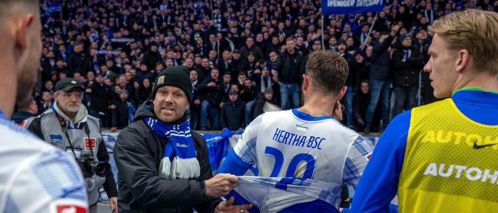 Nach dem Abpfiff forderten Fans die Spieler von Hertha BSC auf, ihre Trikots auszuziehen und abzulegen. 