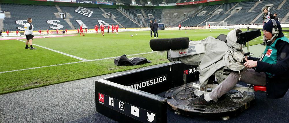 Sky und DAZN teilen sich die Live-Übertragung der Bundesliga-Spiele fast komplett auf.