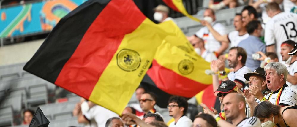 Da sind sie wieder. Rund 13.000 Zuschauer durften beim EM-Auftaktspiel der Deutschen gegen Frankreich in die Münchner Arena.