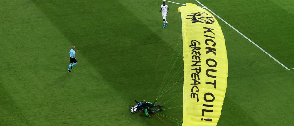 Ein Greenpeace-Aktivist landet auf dem Spielfeld in München vor dem EM-Spiel zwischen Deutschland und Frankreich.