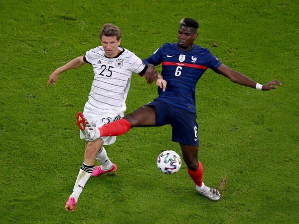  Thomas Müller (l.) gegen den Franzosen Paul Pogba, Man of the Match der Partie.