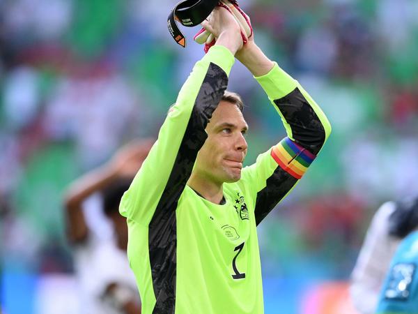 Die Uefa ermittelte, nachdem Manuel Neuer bei der EM die Regenbogenbinde getragen hatte.