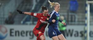 Johanna Elsig von Turbine Potsdam (r.) im Duell mit Marina Hegering von Bayer Leverkusen.