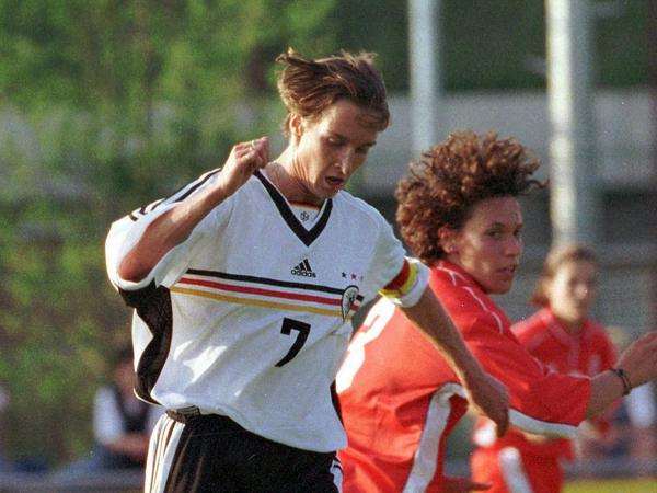 Ballsichere Kapitänin: Als Spielerin war Martina Voss (l.) lange Zeit im Mittelfeld der Nationalmannschaft gesetzt.