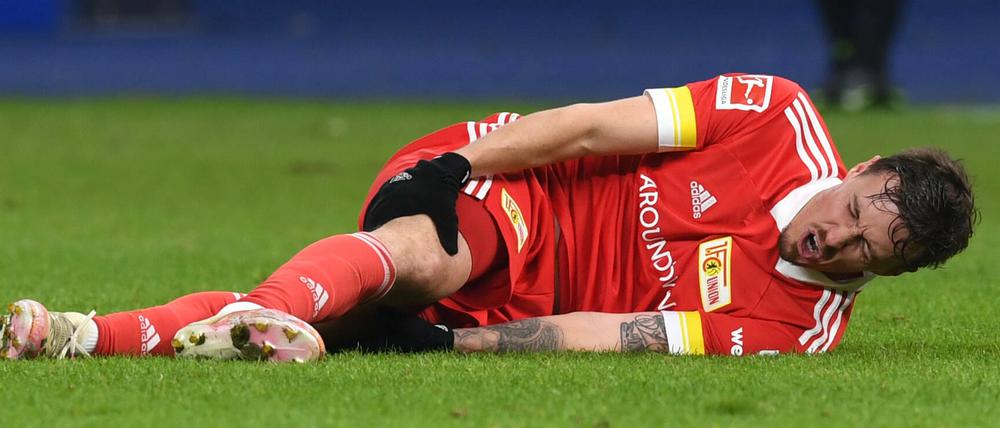 Schreckmoment. Unions Kreativspieler Max Kruse verletzte sich gegen Hertha in der Nachspielzeit und humpelte mit Hilfe der Betreuer vom Platz. 