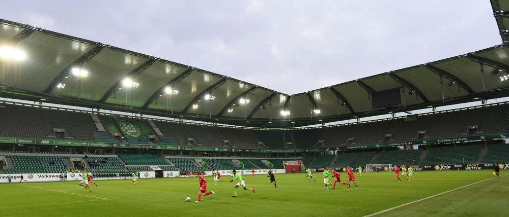 Bleiben Stadien künftig leer? Hier ein Testspiel zwischen Union Berlin und Wolfsburg.