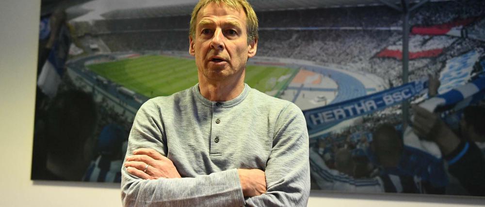 Think big! Herthas Trainer Klinsmann am Montag bei seinen Ausführungen.