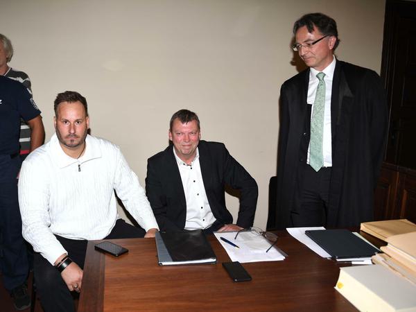 Der gestürzte Vorstandsvorsitzende Jens Redlich, der gestürzte Finanz-Vorstand Andreas Voigt und Rechtsanwalt Dr. Becker im Gerichtssaal.
