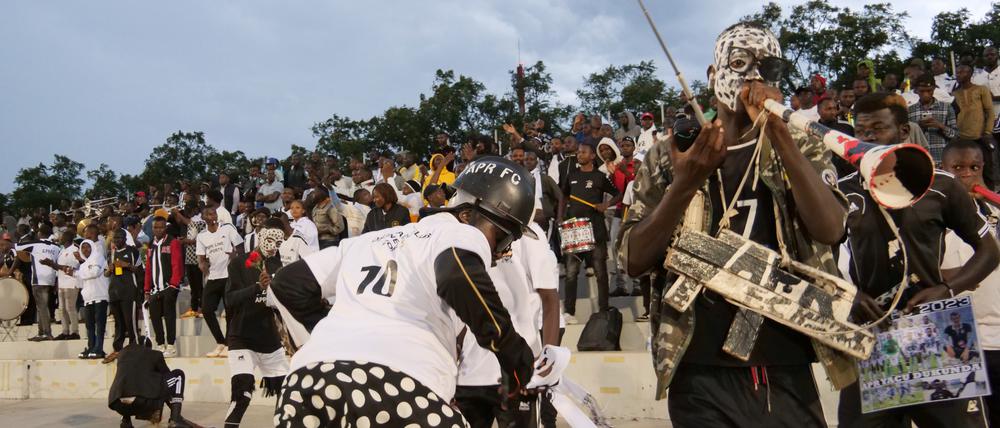 Ruandas Fußballfans bitten zum Tanz – ein bisschen Voodoo ist auch dabei.