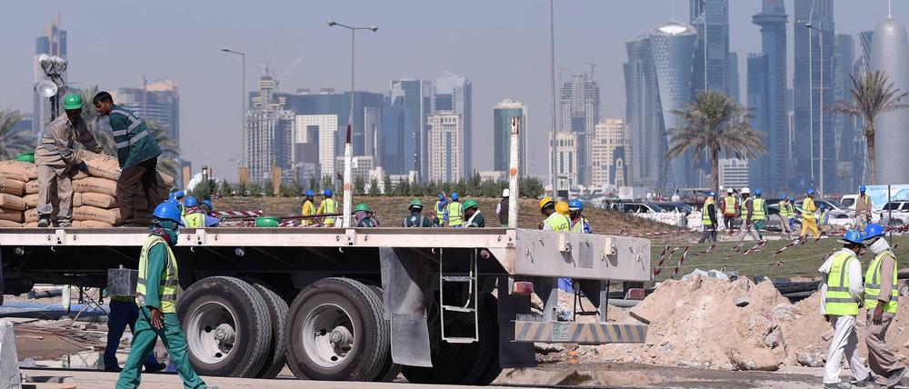 Seit Vergabe der WM nach Katar sind tausende Arbeitsmigrant*innen nach Katar gekommen.